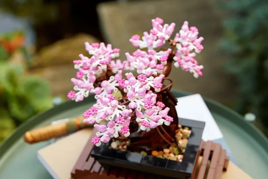 LEGO Bonsai 10281 em sua versão com flores de cerejeira (Sakura), destacando o contraste do rosa vibrante.