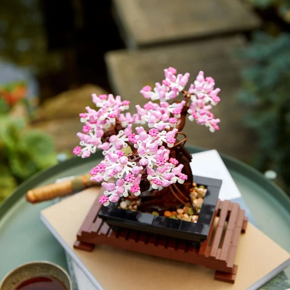 LEGO Bonsai 10281 em sua versão com flores de cerejeira (Sakura), destacando o contraste do rosa vibrante.