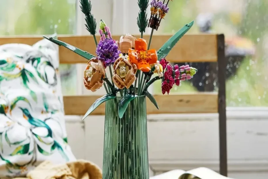 Arranjo do LEGO Buquê de Flores 10280 em vaso verde sobre mesa com cenário aconchegante