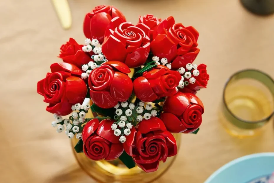 Buquê de Rosas LEGO 10328 em vaso dourado sobre mesa decorada com pratos e taças