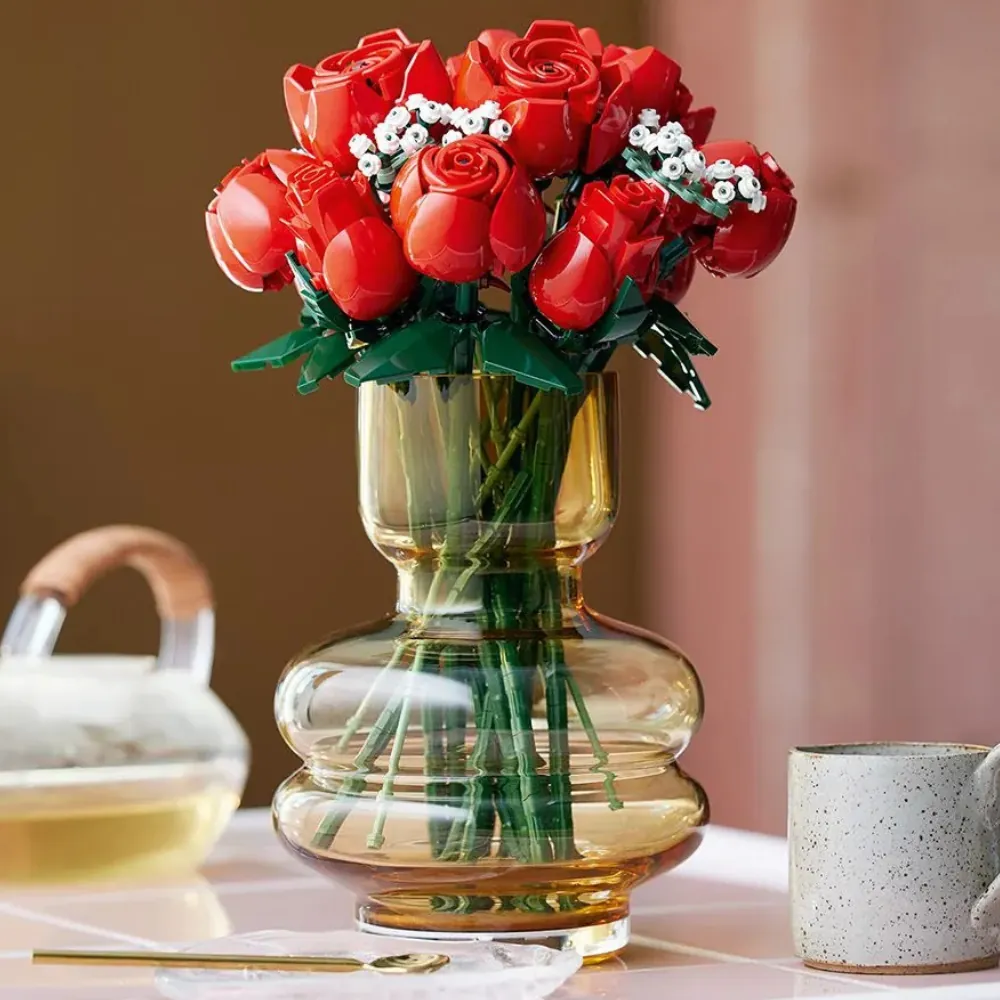 Arranjo do LEGO Buquê de Rosas 10328 em vaso âmbar com fundo elegante