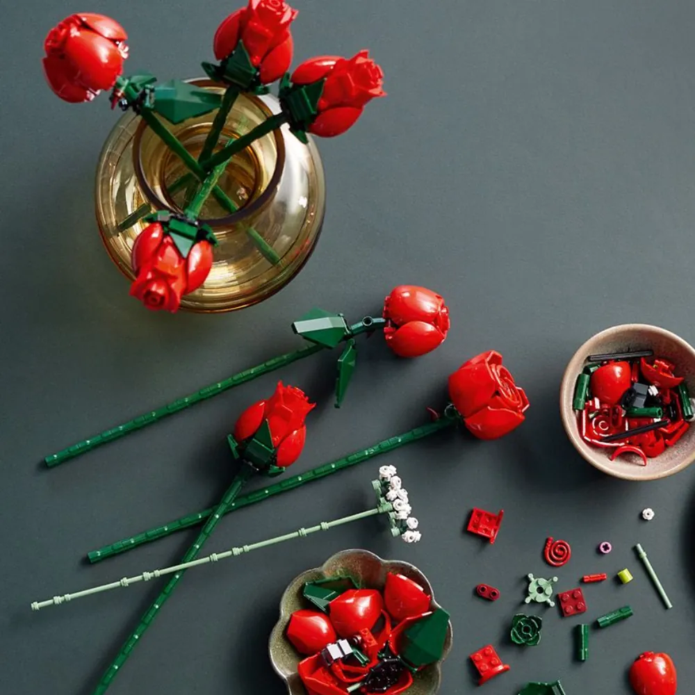 Peças do LEGO Buquê de Rosas 10328 em processo de montagem com vaso e componentes separados