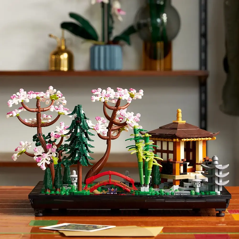 O set LEGO Jardim Tranquilo 10315 exibido em uma prateleira, mostrando a vista completa e detalhada da paisagem Zen.