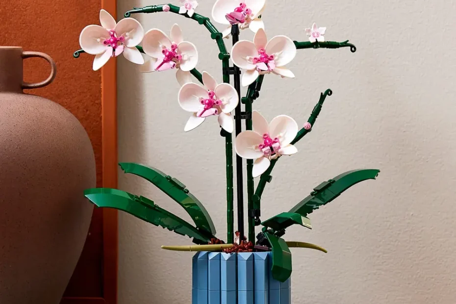A LEGO Orquídea 10311 montada e exibida como peça central de decoração em um ambiente moderno.