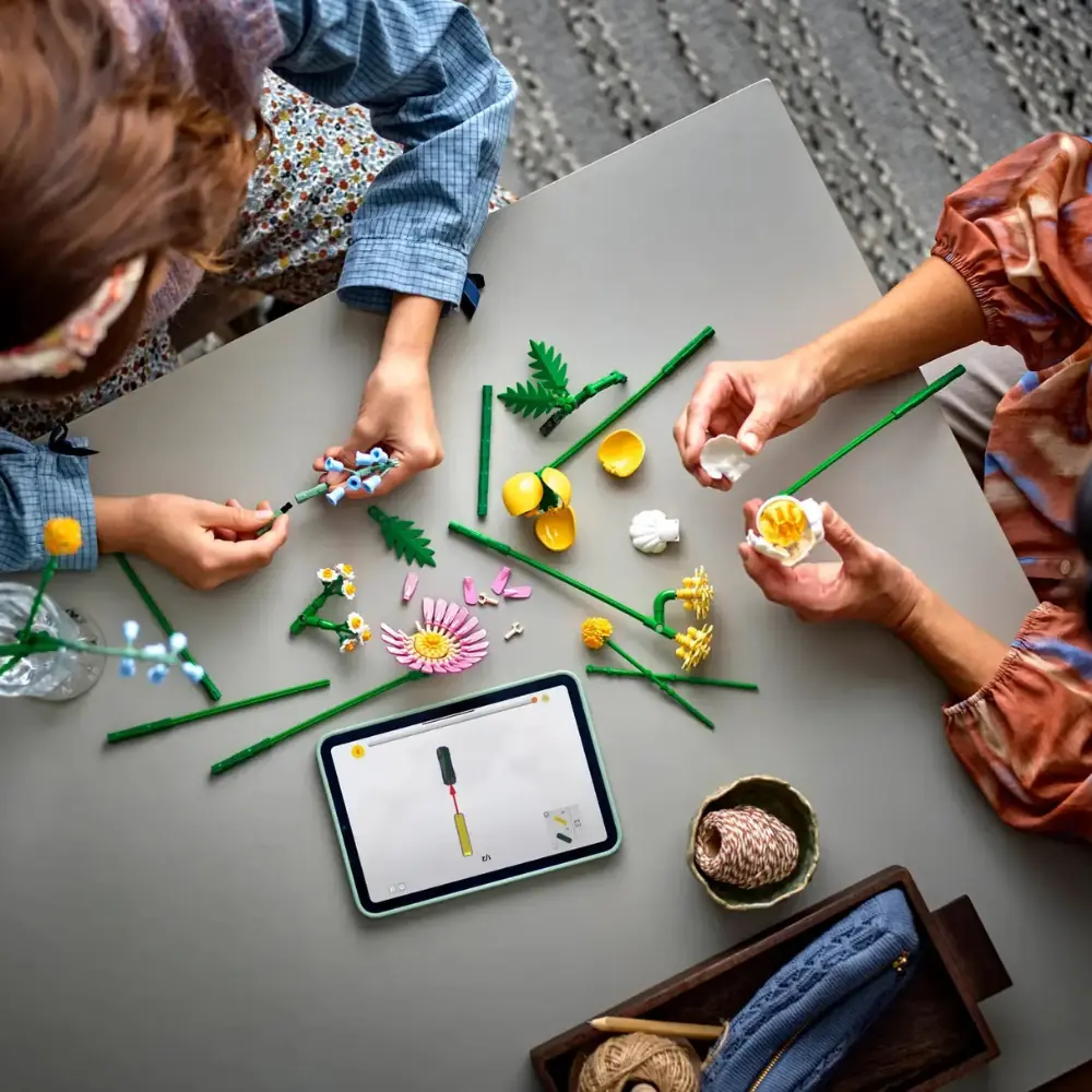 Peças espalhadas na mesa durante a montagem do Review LEGO Pequeno Buquê Ensolarado